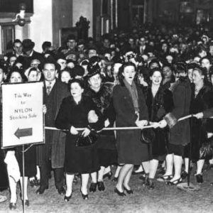 La queue pour la sortie des bas en 1940